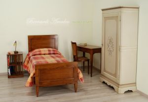 Letto singolo realizzato artigianalmente in legno massello di noce stile classico arte povera